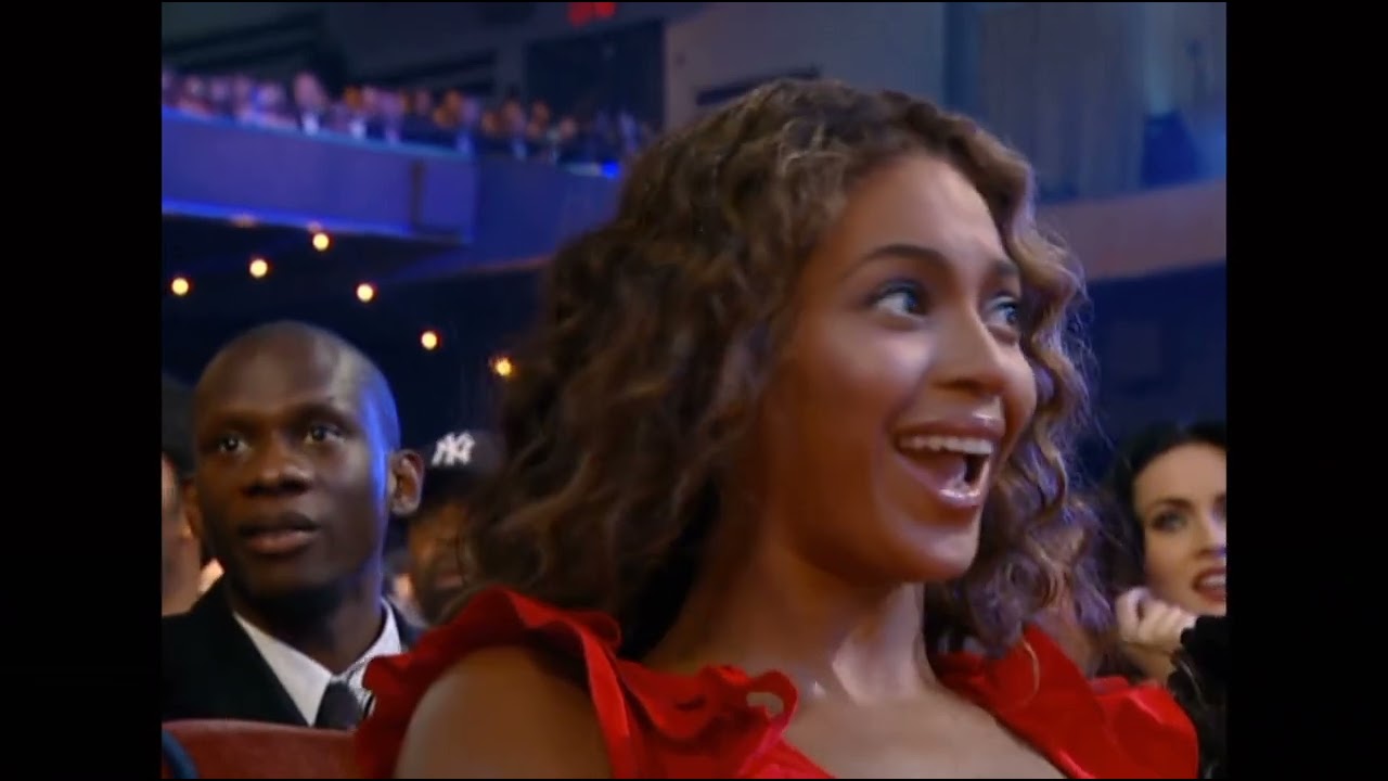 Kanye West interrupts Taylor Swift during the VMA Awards (Miss Americana Clip)