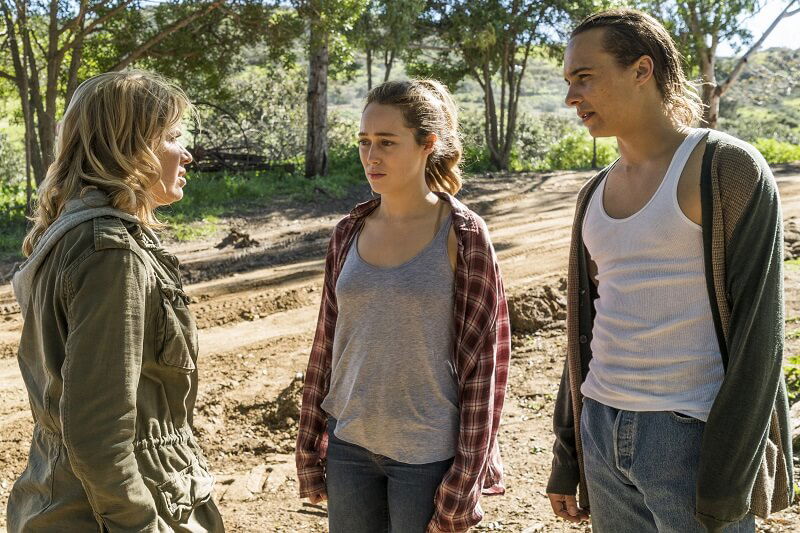 Alycia Debnam-Carey as Alicia Clark, Frank Dillane as Nick Clark, Kim Dickens as Madison Clark - Fear the Walking Dead _ Season 3, Episode 5 - Photo Credit: Richard Foreman, Jr/AMC