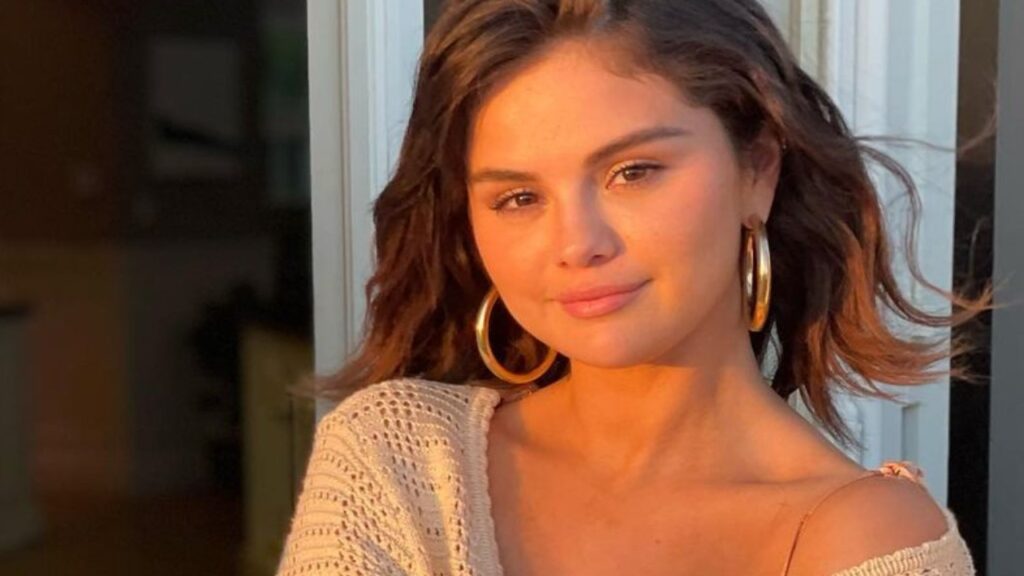 Selena Gomez flaunts curves in knitted shirt