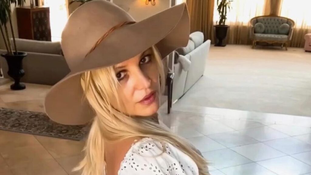 Britney Spears poses in a cowboy hat