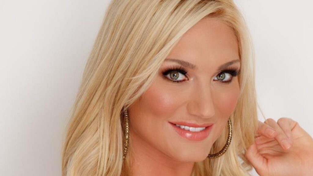 Hulk Hogan's daughter Brooke Hogan smiling