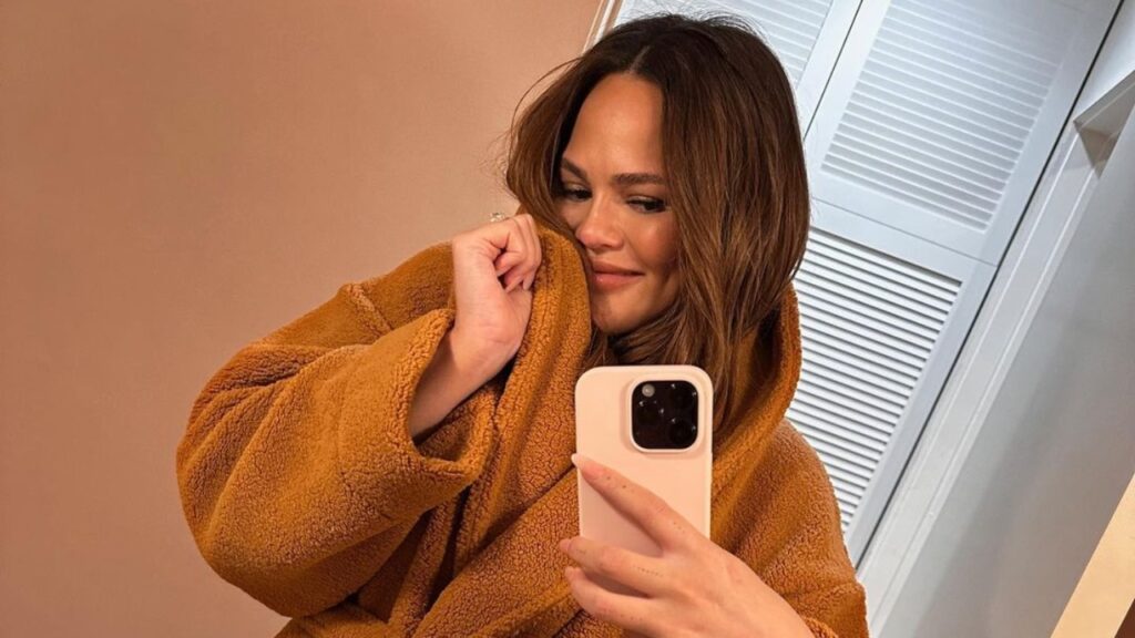 Image source: Chrissy Teigen wears bathrobe in the shower