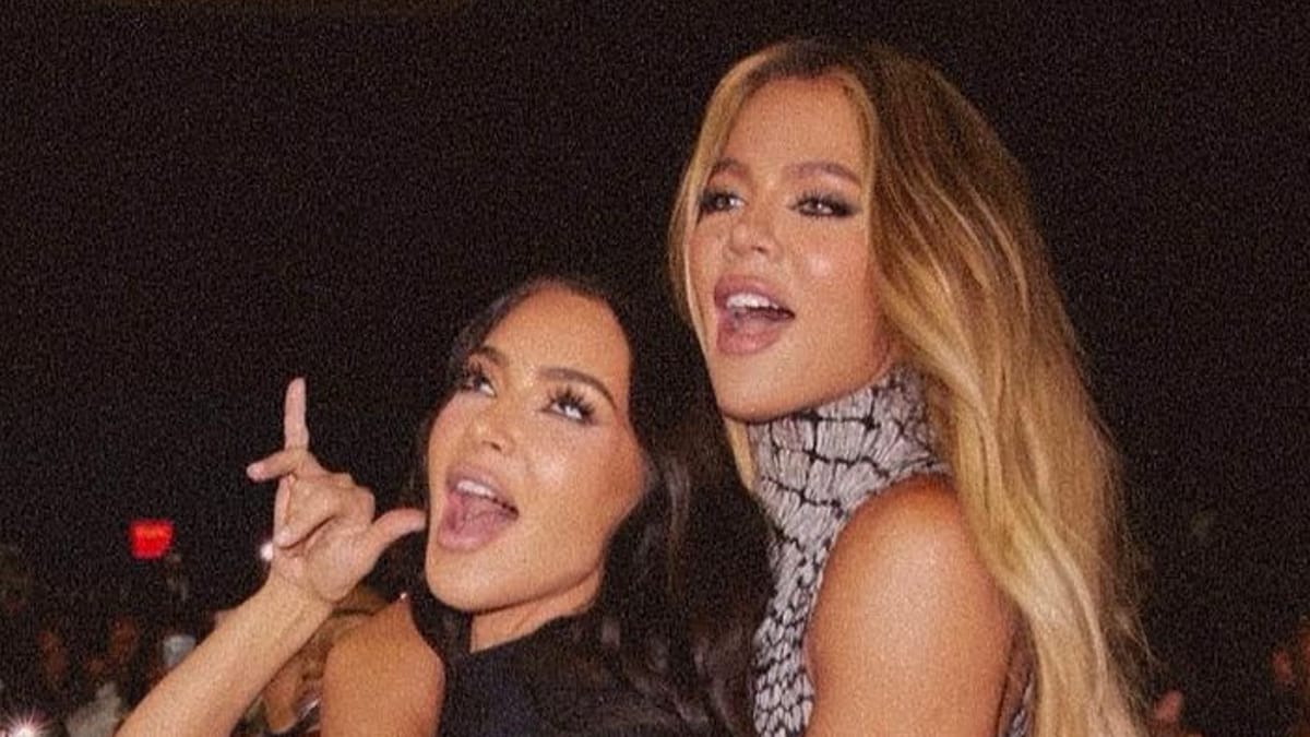 Kim Kardashian Calls Sister Khloe a “Hypocrite” Over Wearing Shoes on Couch(00)