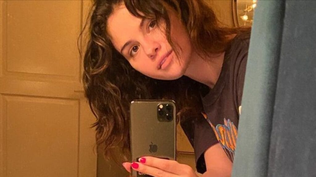 Selena Gomez shares selfie on Instagram