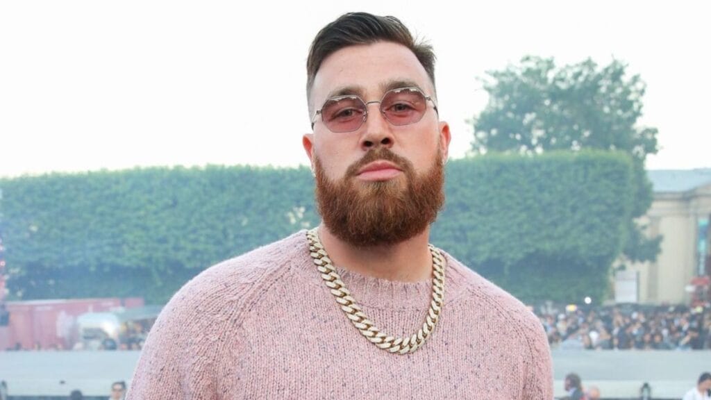 Travis Kelce sand Taylor Swift.