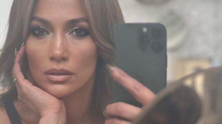 Jennifer Lopez clicks a selfie