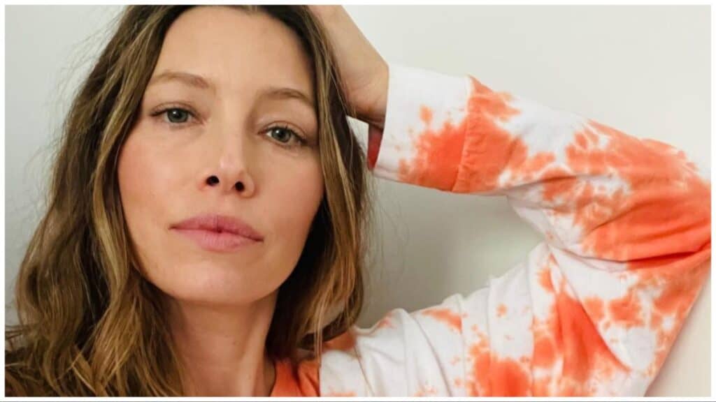 Jessica Biel captures a selfie