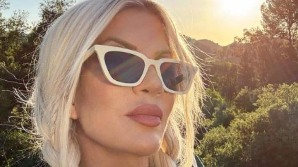 Tori Spelling poses for selfie