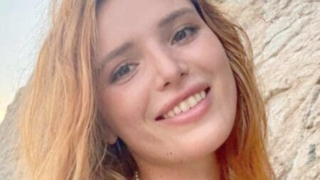 Bella Thorne smiling