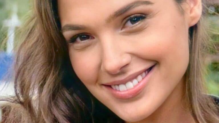 Gal Gadot smiling