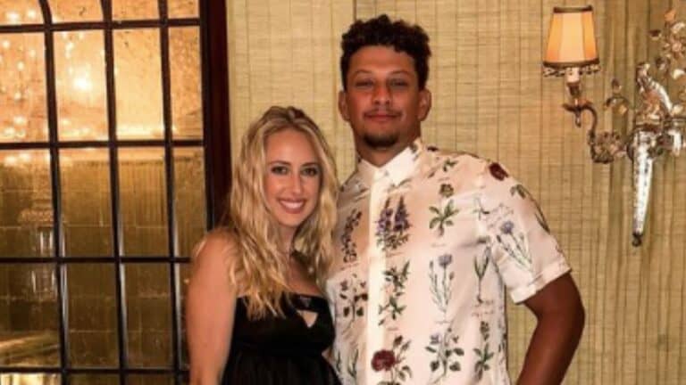 Brittany Mahomes and Patrick Mahomes pose for photo