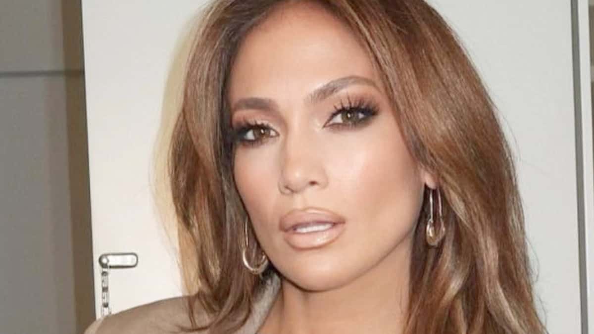 Jennifer Lopez ‘Embarrassing’ In Miniskirt And Heels That Don’t ‘Fit’