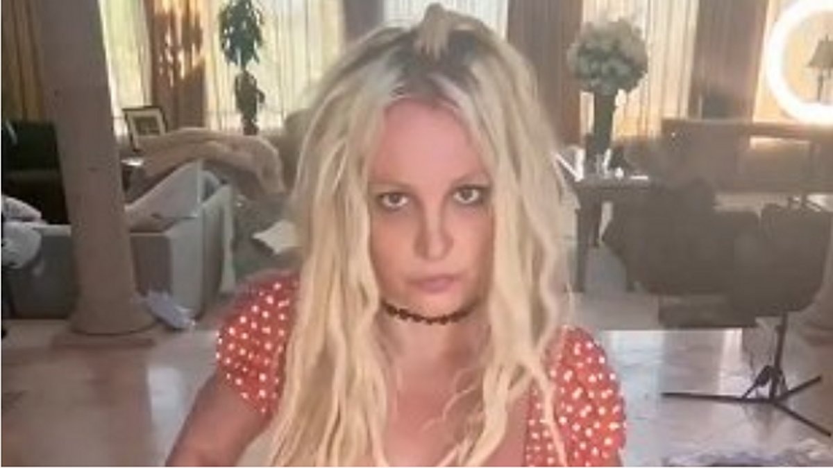 Britney Spears’ Bizarre VMA Chatter Sparks Fan Concern: “Is This Poor Woman Ok?”