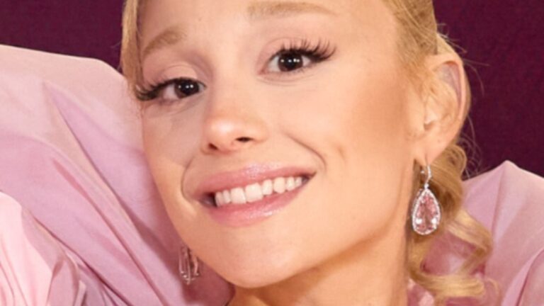 Ariana Grande close up