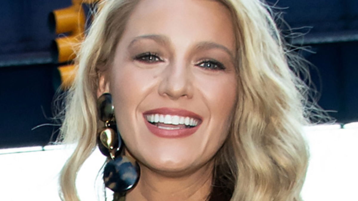 Blake Lively ‘Pregnant’ In Tight Dinner Dress While Looking ‘Wide’