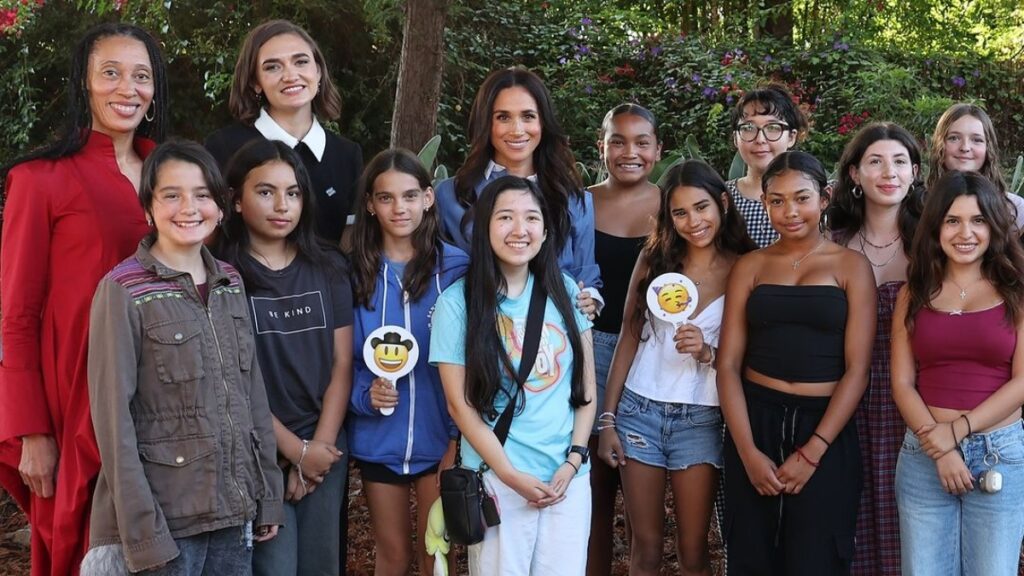 Meghan Markle pose with the kids, guests and staff at Girls Inc. event.