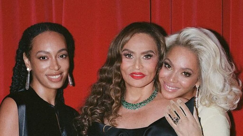 Beyoncé posing alongside her mom and sister.