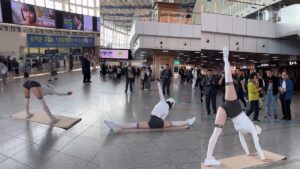 influencer performs yoga in train station