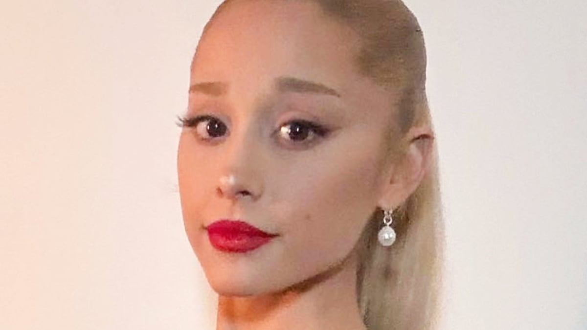 Ariana Grande 'So Skinny' In Short Skirt With Worrying 'Yellow Skin'