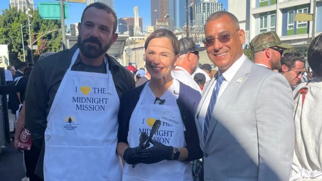 Ben Affleck, Jennifer Garner and The Midnight Mission CEO David Prentice at the Thanksgiving food drive.