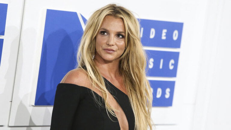 Britney Spears wearing a Julien MacDonald dress, H Stern jewels, and Christian Louboutin shoes arrives at the 2016 MTV Video Music Awards