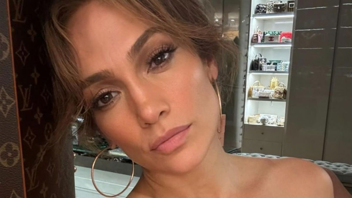 Jennifer Lopez Flaunts Sizzling Curves Underneath Open Jacket in London: ‘An Unstoppable Beauty’