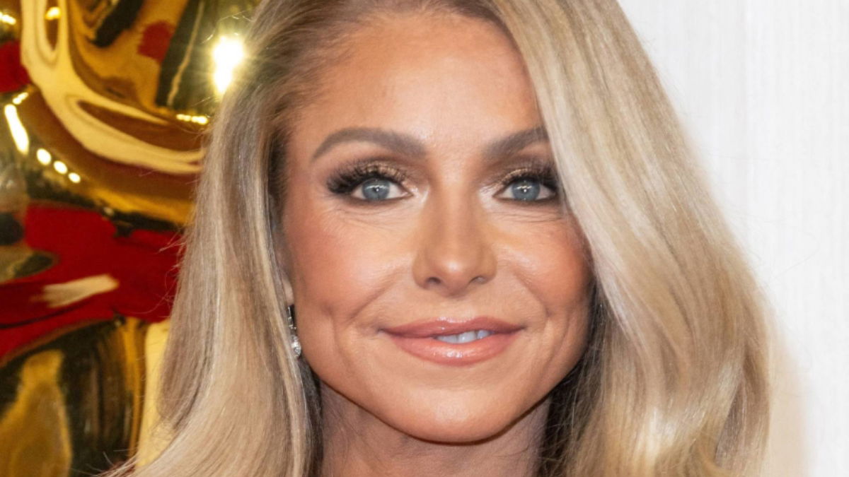 Kelly Ripa Lacks ‘Muscle’ Mass In Spandex Outdoor Workout