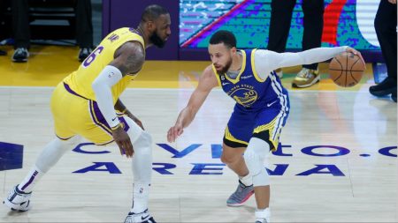 Steph Curry takes LeBron James off the dribble