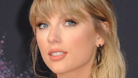 Taylor Swift posing close up