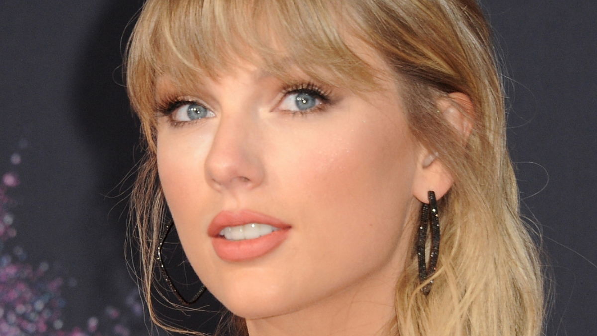 Taylor Swift Asked Why She’s Walking Around NYC In ‘Dirty Pajamas’