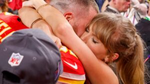 Taylor Swift hugs Travis Kelce after Super Bowl win