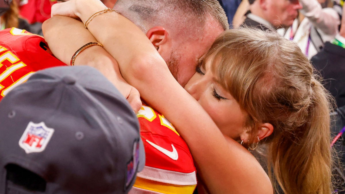 Taylor Swift is an 'Emotional Wreck' As She's Forced To Lean on Travis Kelce Amid Pregnancy News: 'She Really Doesn't Know What To Do'