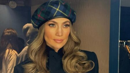 Photo of Jennifer Lopez wearing a beret.