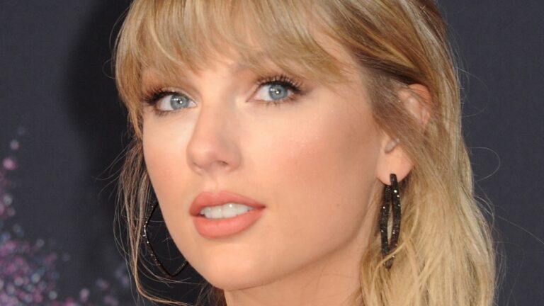 Taylor Swift close up