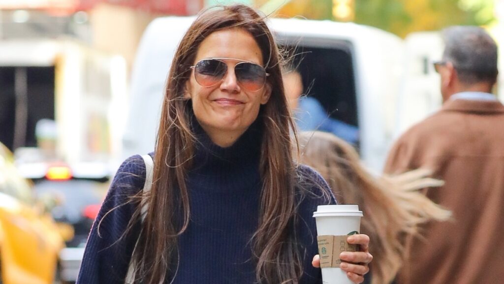 Katie Holmes smile for photo