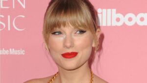 Taylor Swift wearing red lipstick