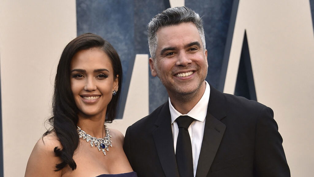 Jessica Alba and Cash Warren attend the Vanity Fair Oscar Party