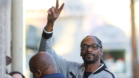 Snoop Dogg peace sign