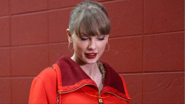 Taylor Swift arrives for Chiefs vs Raiders