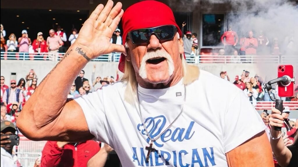 Hulk Hogan booed by crowd