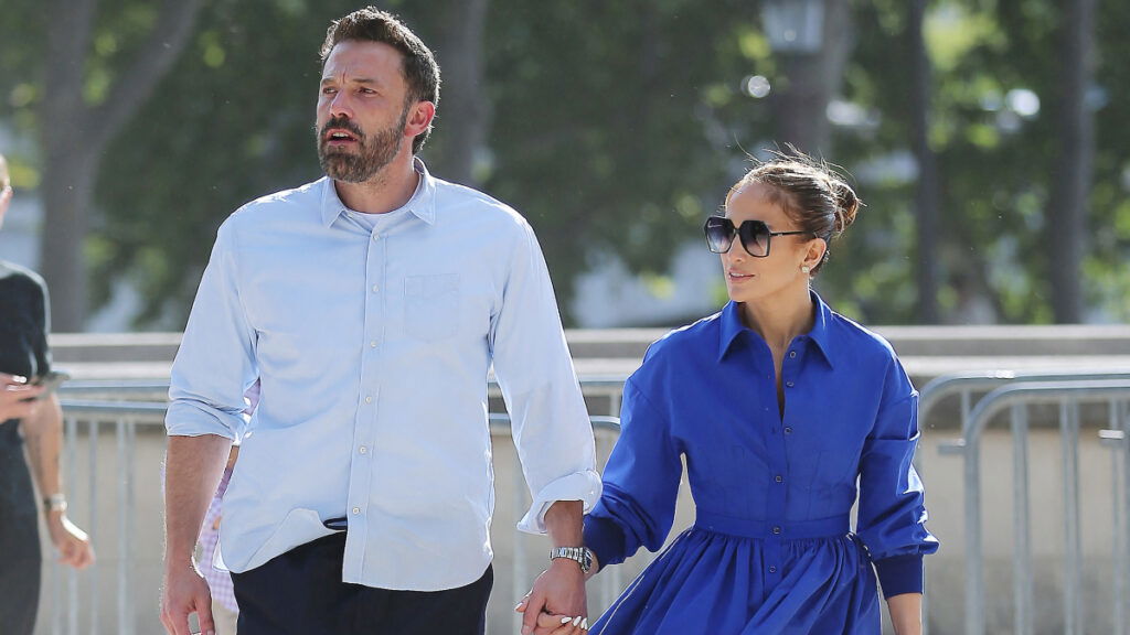 Ben Affleck and Jennifer Lopez stroll through LA street together before divorce.