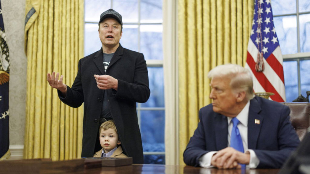 Elon Musk takes 4-year-old son to the White House