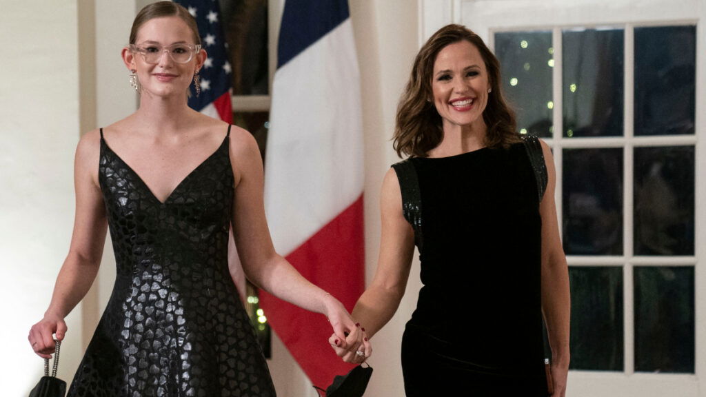 Jennifer Garner and Violet Affleck arrive to attend a State Dinner in honor of President Emmanuel Macron and Brigitte Macron of France.