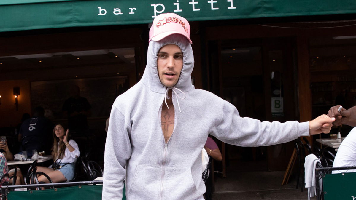 Justin Bieber Is A ‘Sad Sight’ In Bathrobe and Slippers During New York Outing: ‘He’s Clearly Having A Breakdown’