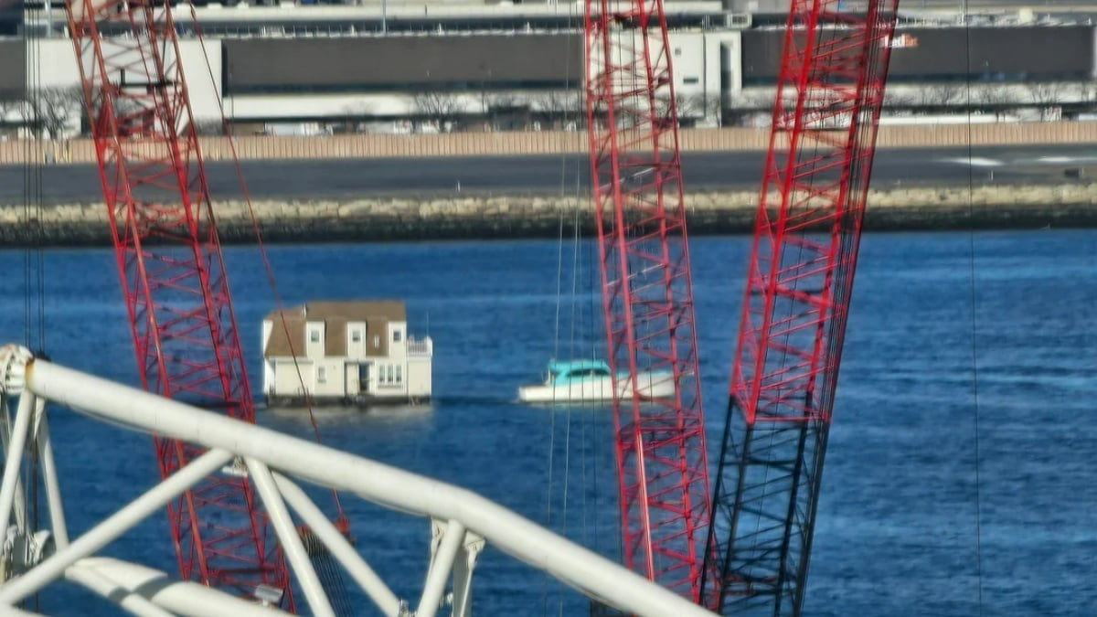 Boston Commuters Pass by Floating House: ‘Housing Market is Rough’