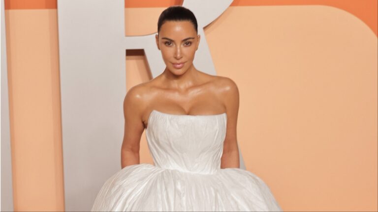 Vanity Fair Oscar Party arrives: Kim Kardashian