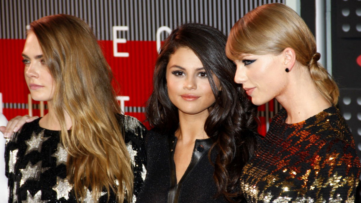 Taylor Swift ha amici che si inchinano mentre la squadra di ragazze combatte per prendere il posto di Blake Lively: 