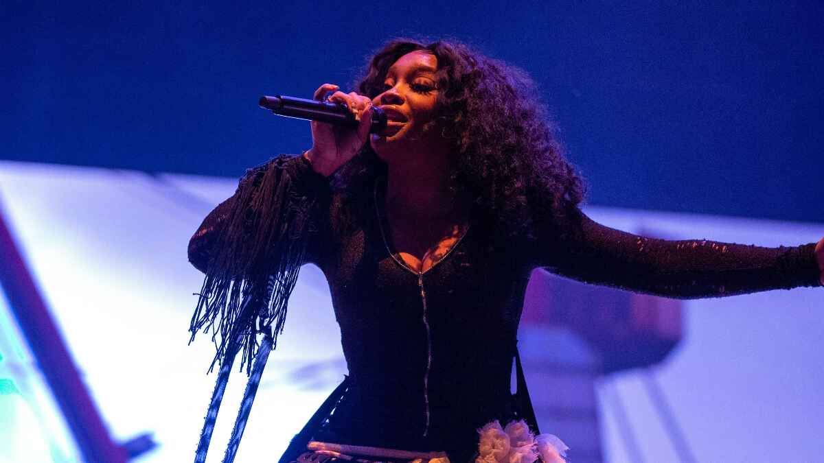 SZA Accused of Lip Syncing On Tour: 'Baby That Mic Is OFF'