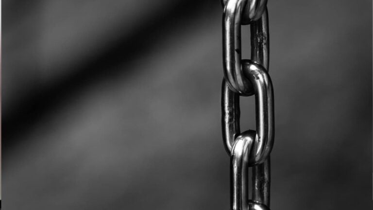 A picture of chains like the ones the Texas woman was attacked with.