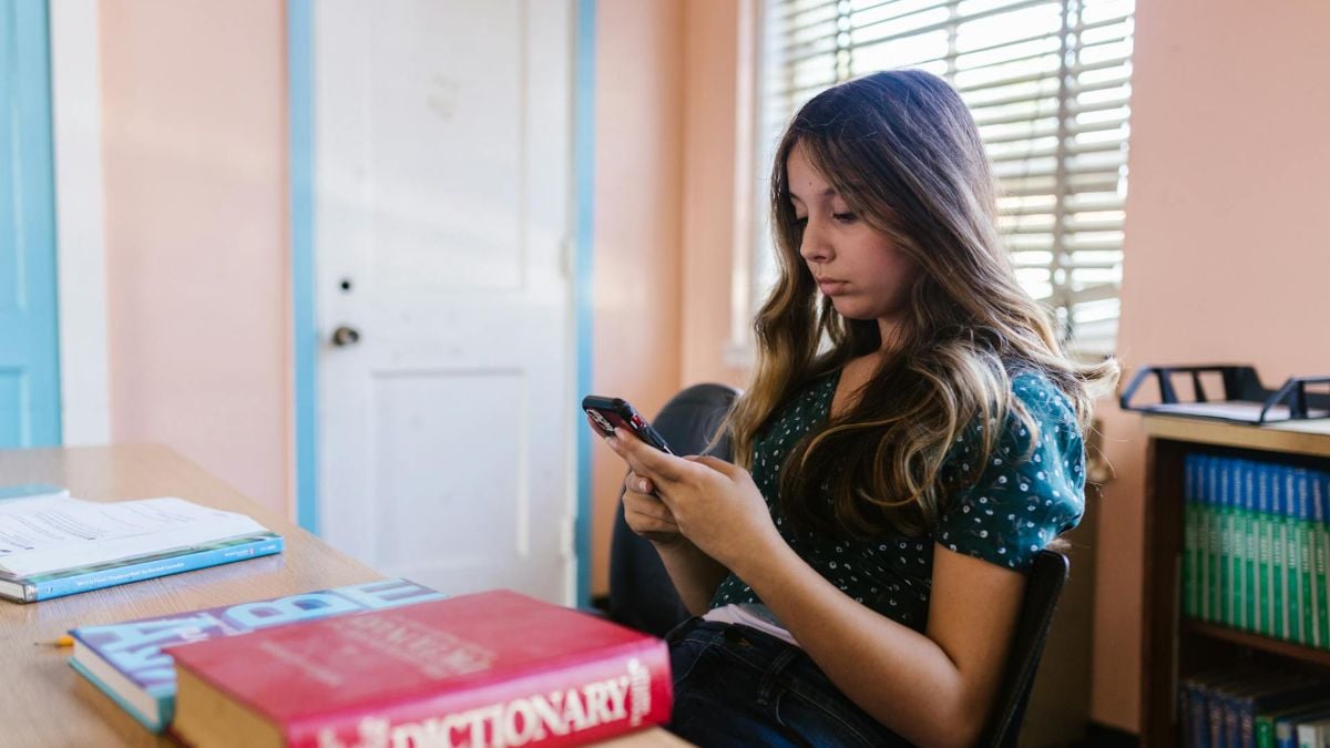 Missouri Teenager Seeks Advice After Boyfriend’s Mother Took Screenshots of Her Nudes: ‘What Will Happen if She Goes to the Police?’